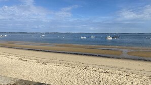 A beach with boats in the water and a sandy shore. - Arcachon – One-bedroom flat with sea views in a quiet location (ARCACHON)