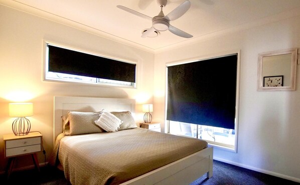 Main Bedroom Queen bed - Anaheim Entertainer - Theme Park Central (Gold Coast)