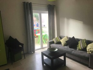 Leilighet – comfort, 1 soverom | Oppholdsområde | En 32-tommers Flatskjerm-TV med Parabol-TV samt TV