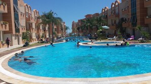 2 piscines extérieures, accès possible de 9 h à 18 h, parasols