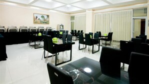 A conference room with multiple tables and chairs, ceiling lights, and a painting on the wall. - GreenTree Inn TianJin Jinnan District Xiaozhan Training Park Express Hotel (Tianjin)