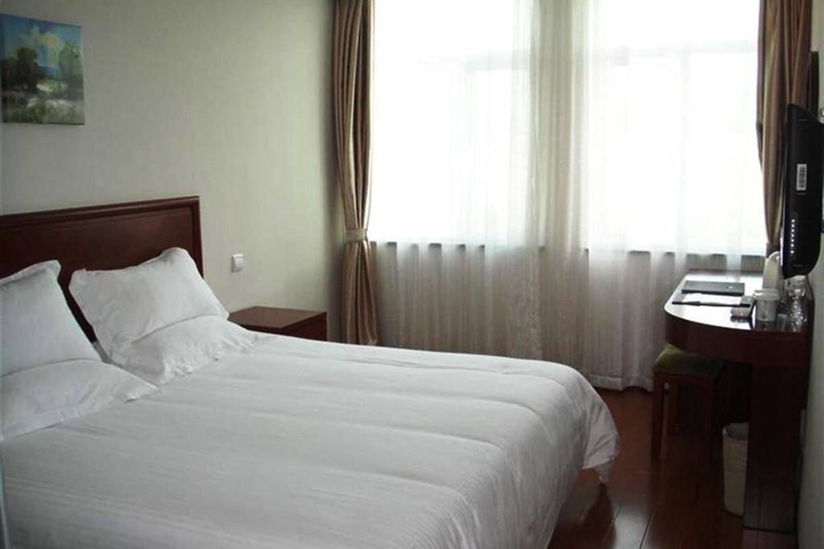 In-room safe, WiFi (free)