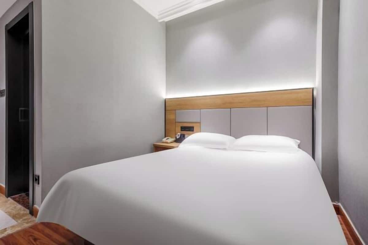 In-room safe, free WiFi