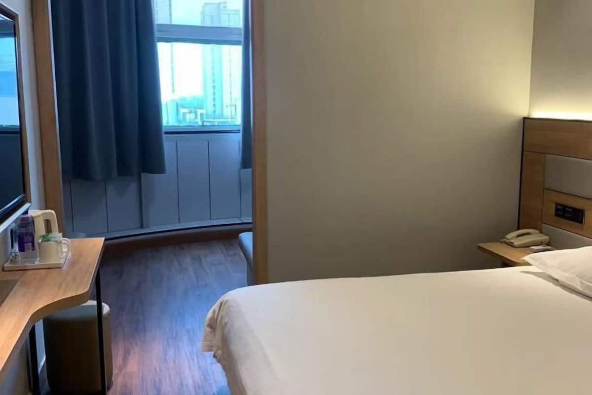 In-room safe, free WiFi