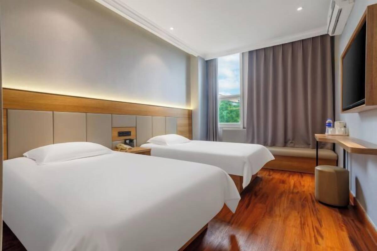 In-room safe, WiFi (free)