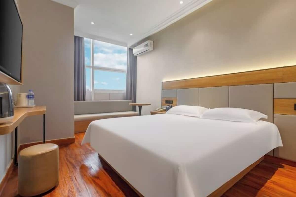 In-room safe, free WiFi
