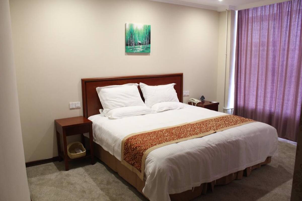 In-room safe, WiFi (free)