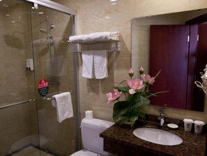 Shower, hair dryer - GreenTree Inn Shanghai Hongqiao Hub Convention Center Jinghua Road Shell Hotel (Shanghai)