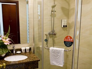 Shower, hair dryer - GreenTree Inn Shanghai Hongqiao Hub Convention Center Jinghua Road Shell Hotel (Shanghai)