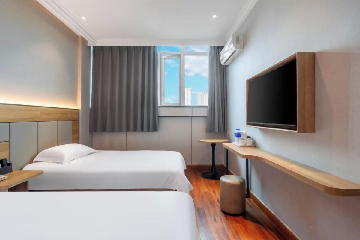 In-room safe, free WiFi