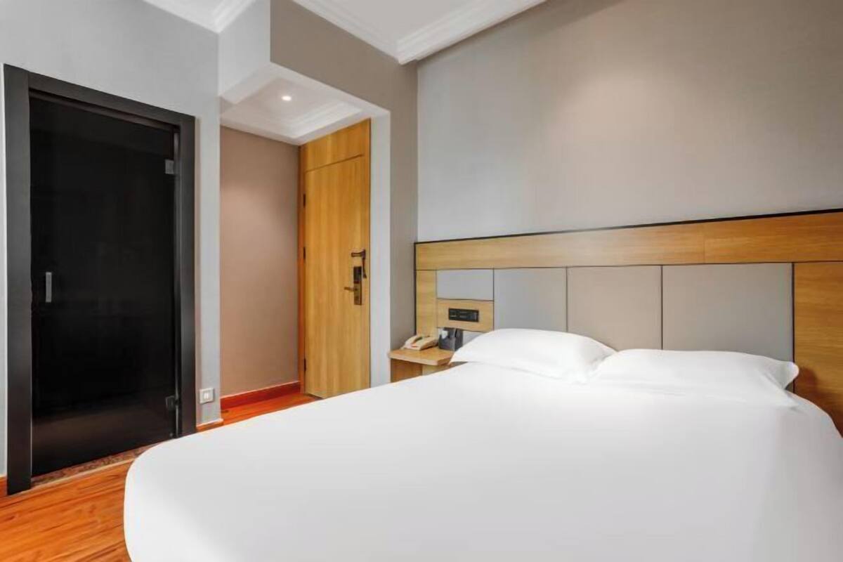 In-room safe, WiFi (free)