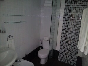 Shower, hair dryer, bidet, towels - Las Vistas Beach Apartment 410 (Los Cristianos)