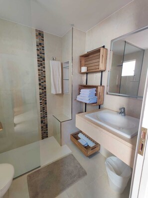 Baignoire, sèche-cheveux, bidet, serviettes fournies