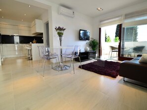 Leilighet – deluxe, 2 soverom | Skrivebord, strykejern/-brett, wi-fi (inkludert) og sengetøy