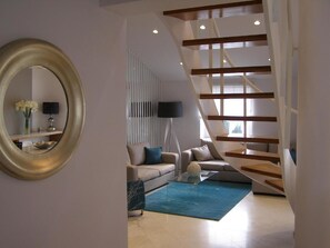 Leilighet – deluxe, 3 soverom | Oppholdsområde | Flatskjerm-TV