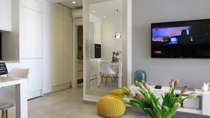Appartement Deluxe | Salle de séjour | Télévision à écran plat