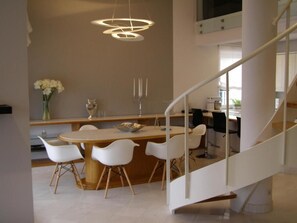 Apartamento luxo, 3 quartos | Opções para refeição no quarto