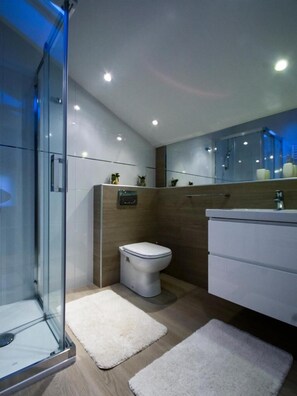 Deluxe Apartment, 3 Bedrooms | Desk, iron/ironing board, free WiFi, bed sheets - Villa King (Dubrovnik)