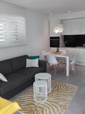 Departamento Deluxe | Área de sala de estar | Televisión de pantalla plana 