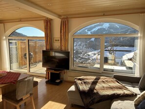 Smart-TV, Kamin, Bücher, Arbeitsbereiche