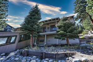 Exterior -  HOT TUB KING BED  SATELLITE INTERNET BBQ  2 KAYAKS AFFORDABLE CLEANING FEE. (Stateline)