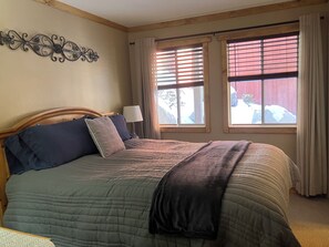 4 bedrooms, iron/ironing board, free WiFi, bed sheets -  HOT TUB KING BED  SATELLITE INTERNET BBQ  2 KAYAKS AFFORDABLE CLEANING FEE. (Stateline)