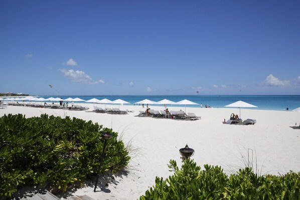 Plage à proximité, chaise longue, serviettes de plage