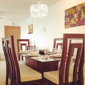 Dining - Beautiful 3BR apt-WiFi-SmartTV-Pool-Gym-Playground - Gated  24hr Security (Gurabo)