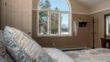 4 bedrooms, iron/ironing board, WiFi