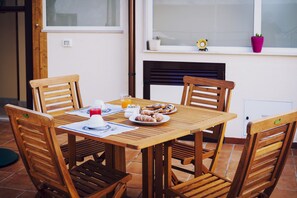 รับประทานอาหารกลางแจ้ง