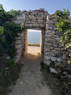 A stone archway leading to a beach. - B&B Agorà Bisceglie (Bisceglie)