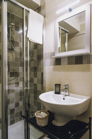 Comfort Double Room, City View (Thalassa) | Bathroom | Shower, rainfall showerhead, hair dryer, bathrobes - B&B Agorà Bisceglie (Bisceglie)