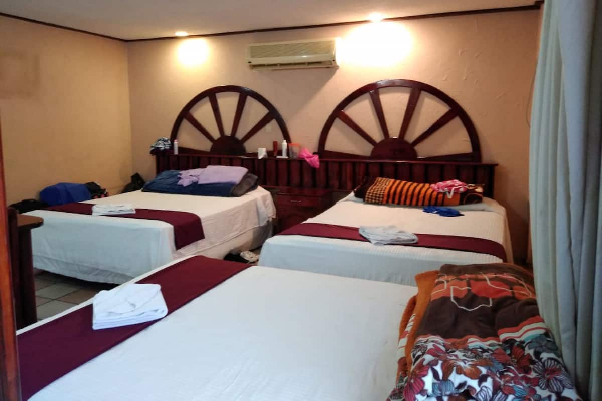 Habitación triple económica, varias camas | Wifi gratis y ropa de cama