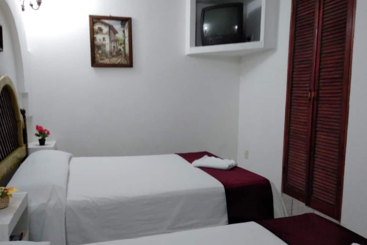 Habitación estándar, 2 camas matrimoniales | Wifi gratis y ropa de cama