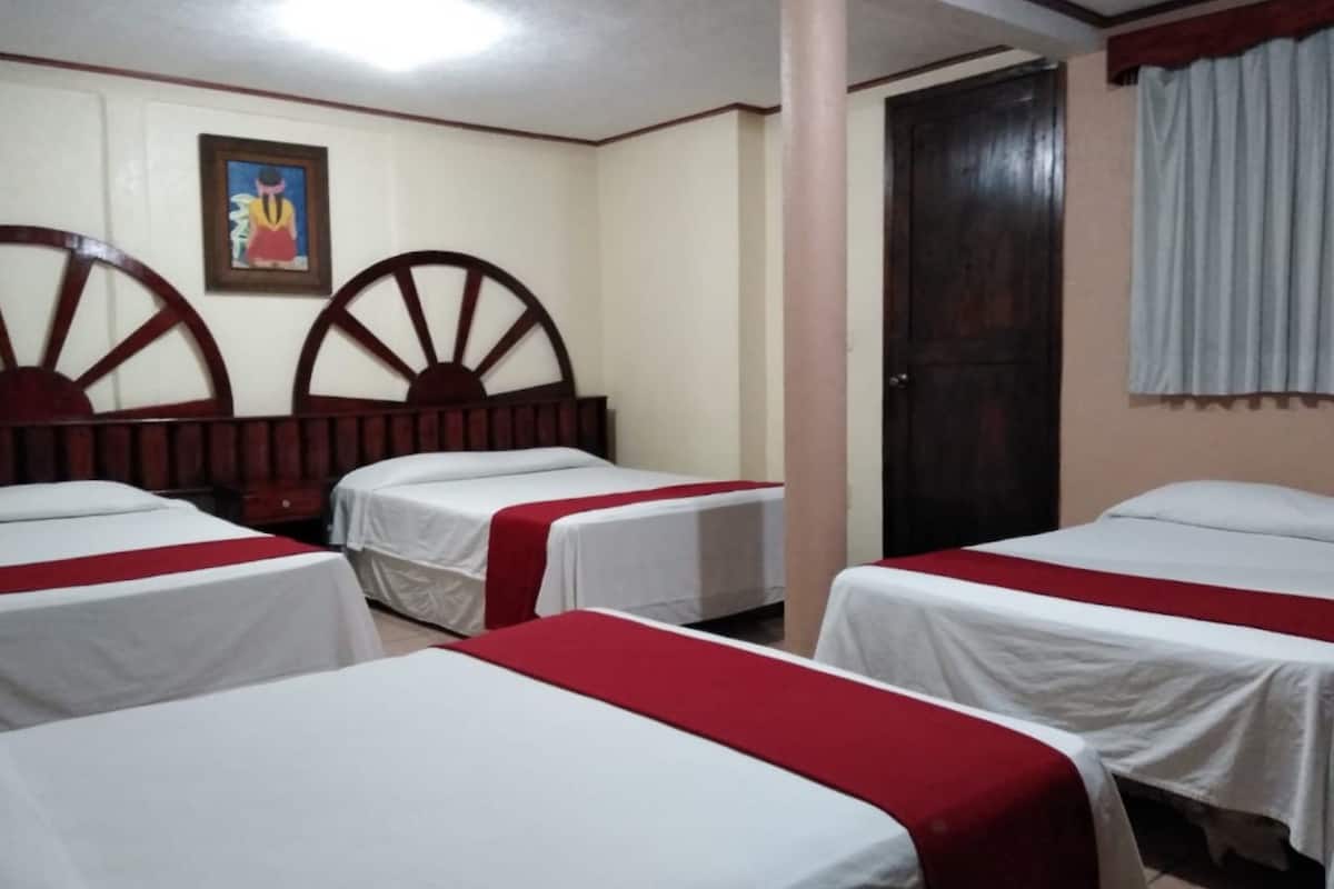Habitación cuádruple estándar, varias camas | Wifi gratis y ropa de cama