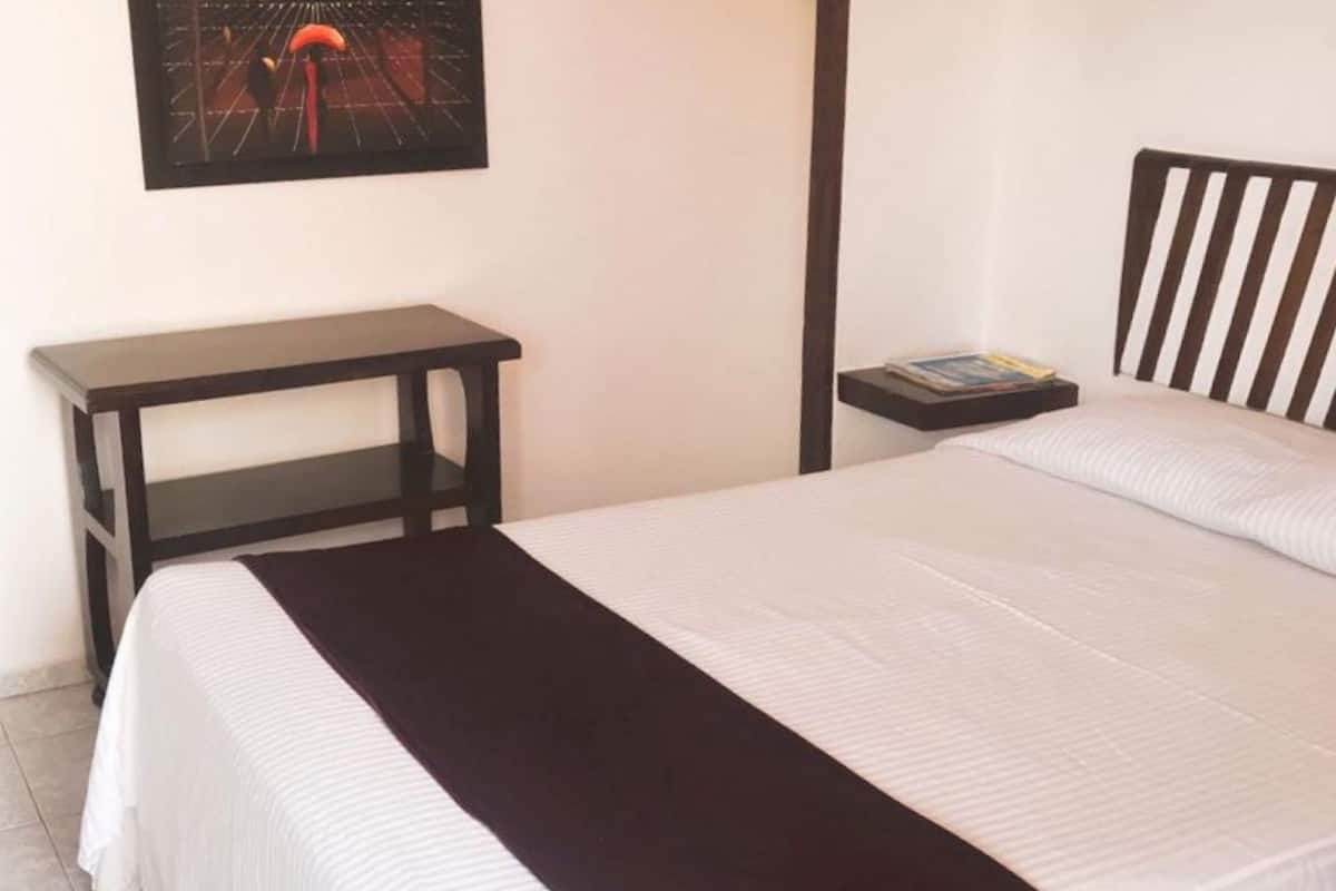 Habitación básica, 1 cama matrimonial | Wifi gratis y ropa de cama