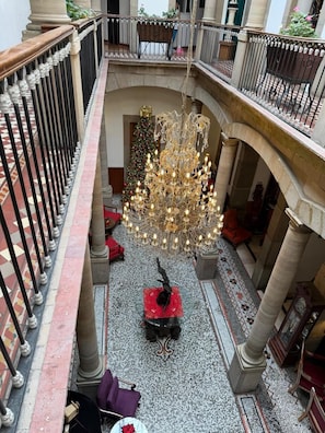 32-inch flat-screen TV with digital channels, TV, streaming services - Hotel Luna (Guanajuato)