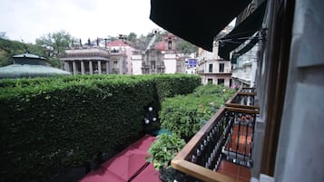 Una scrivania, tende oscuranti, ferro/asse da stiro, Wi-Fi gratuito