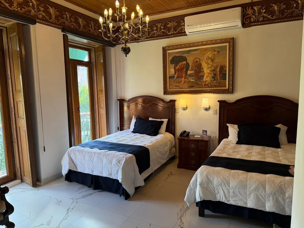 Escritorio, cortinas blackout y tabla de planchar con plancha 