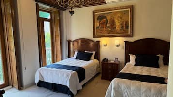 Escritorio, cortinas blackout y tabla de planchar con plancha