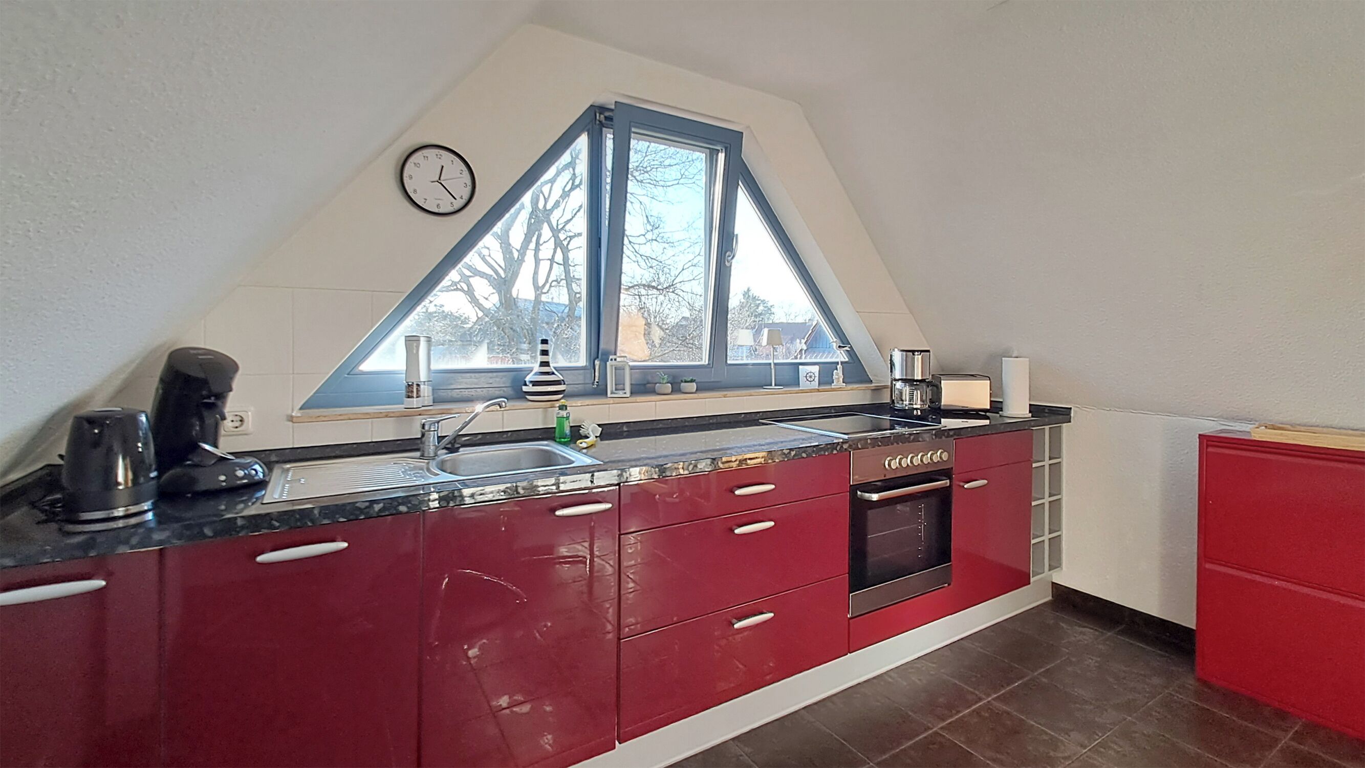 Fridge, oven, stovetop, dishwasher