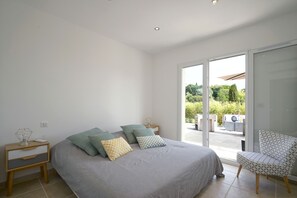 2 habitaciones, tabla de planchar con plancha y cuna de viaje 