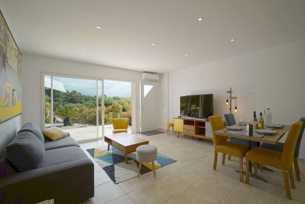 Télévision, table de tennis de table