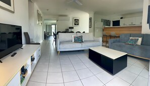 Télévision, livres, chaîne hi-fi