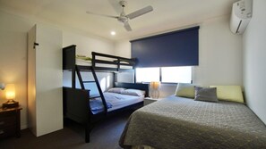 4 habitaciones, tabla de planchar con plancha, wifi y ropa de cama 