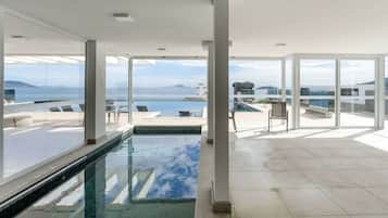 Una piscina techada, una piscina al aire libre