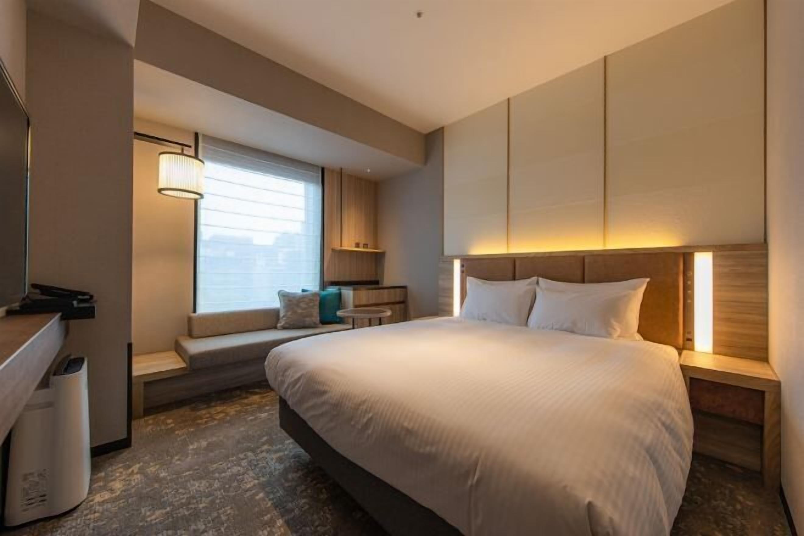 ผ้านวมขนเป็ด, มินิบาร์, ตู้นิรภัยในห้องพัก, โต๊ะทำงาน