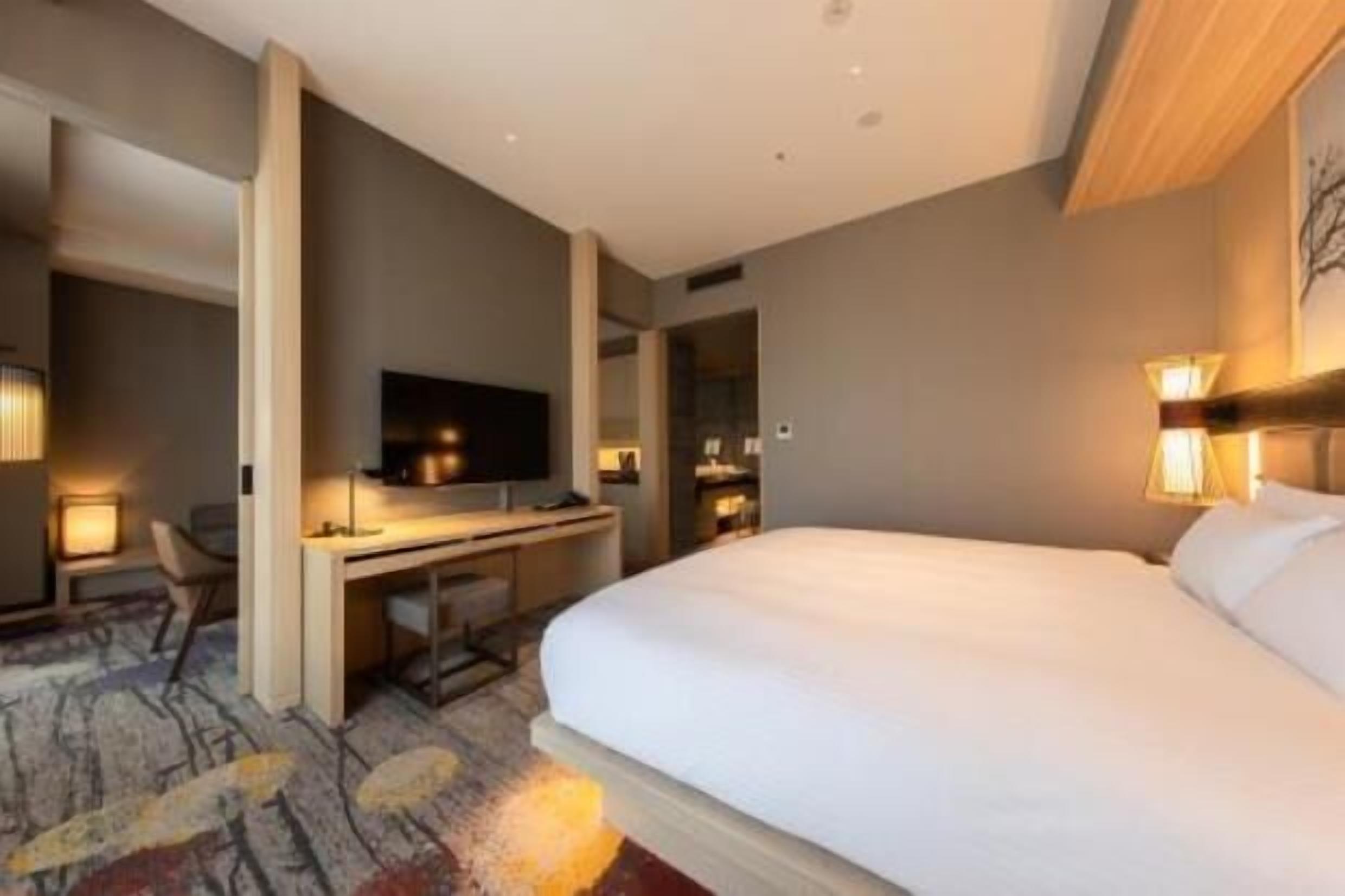 ผ้านวมขนเป็ด, มินิบาร์, ตู้นิรภัยในห้องพัก, โต๊ะทำงาน