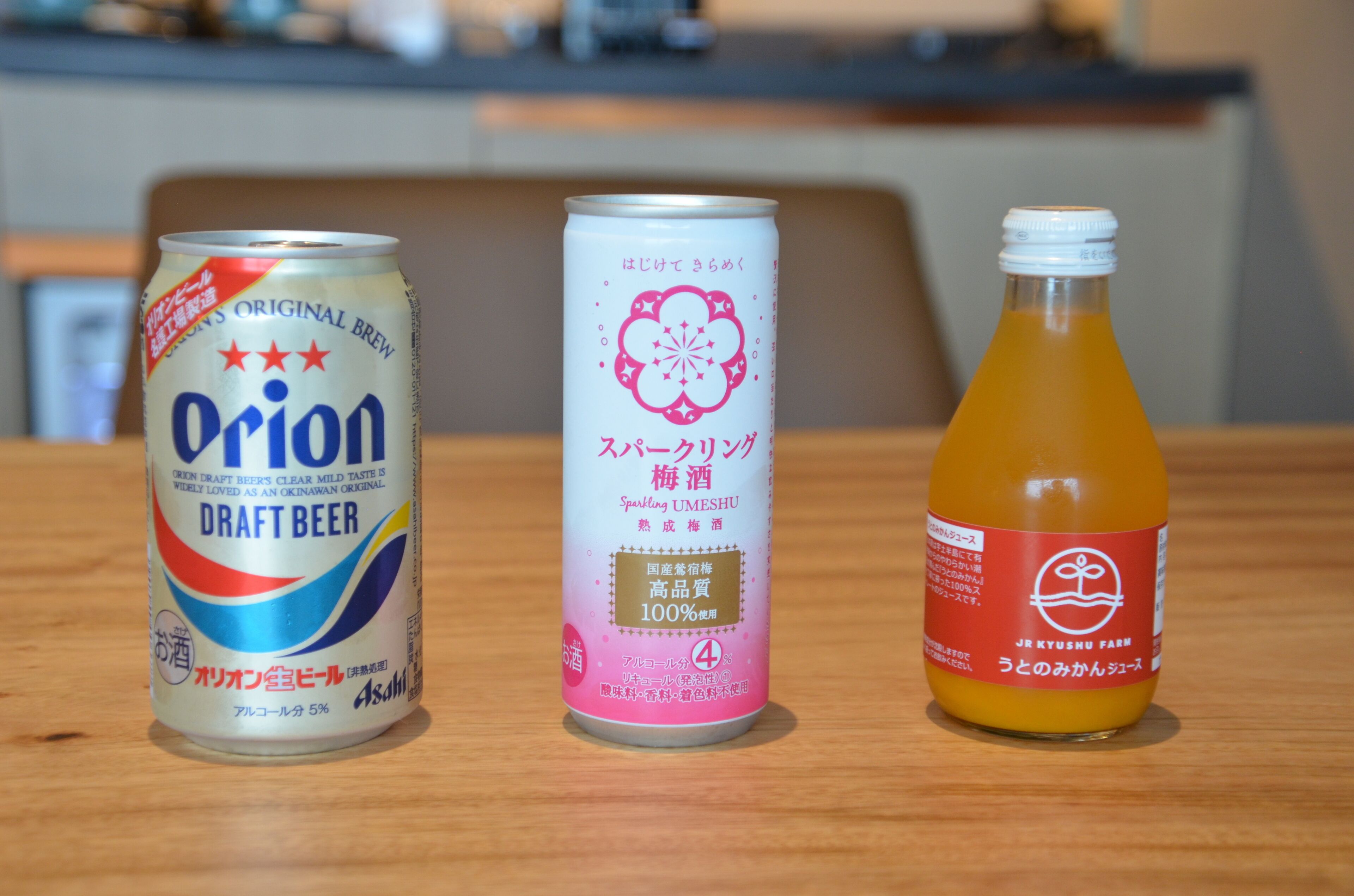Tres recipientes para bebidas sobre una superficie de madera.