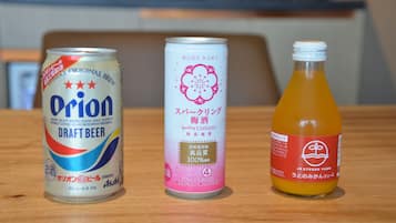 Tres recipientes para bebidas sobre una superficie de madera.